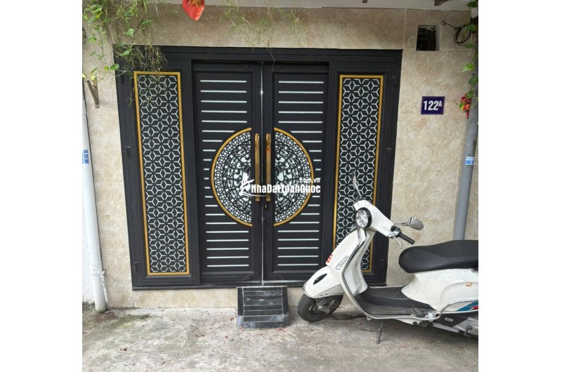 Bán nhà tầng 1 khu tập thể Nghĩa Tân 55m², ô tô đỗ cửa, sổ đỏ chính chủ, vị trí đẹp